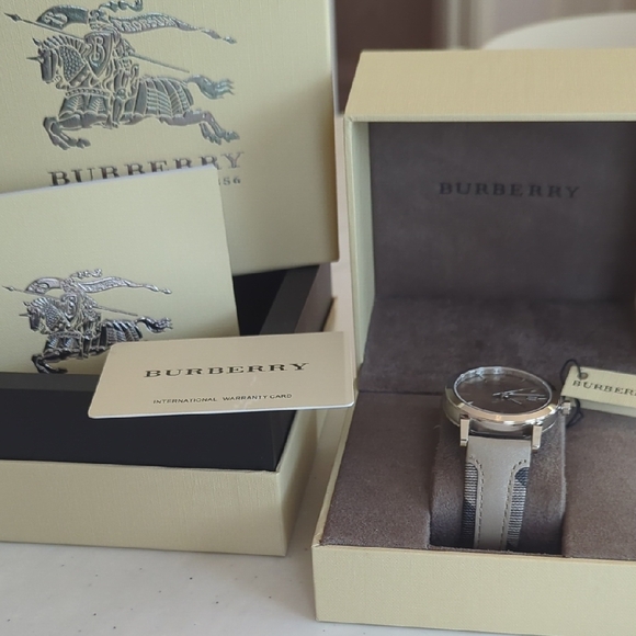 Burberry Beige Watch - Picture 2 of 10